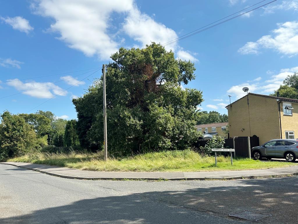 Lot: 22 - FREEHOLD LAND - View of land from road